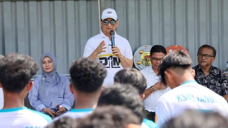MENYAMPAIKAN PESAN : Wagub Achmad Dimyati Natakusumah (memegang mic) menyampaikan pesan kepada peserta Kejurda Mini Soccer. (ISTIMEWA)