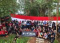 BENTANGKAN BENDERA RAKSASA – Komunitas Pendaki Banten, bentangkan bendera Merah Putih sepanjang 10 meter, di Puncak Gunung Prakasak, Kecamatan Mandalawangi, Kabupaten Pandeglang. Hal itu dilakukan, dalam rangka memperingati Hari Lahir Pancasila. (ISTIMEWA)