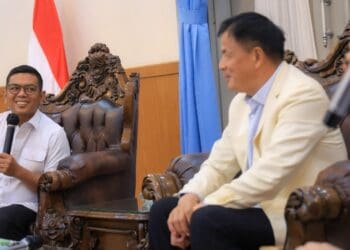 BERBINCANG : Gubernur Banten Andra Soni, berbincang dengan investor yang akan menanamkan modalnya di Banten. (ISTIMEWA)