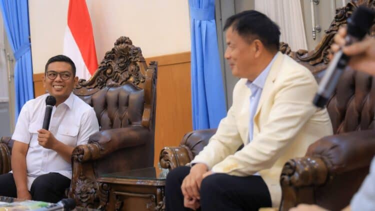 BERBINCANG : Gubernur Banten Andra Soni, berbincang dengan investor yang akan menanamkan modalnya di Banten. (ISTIMEWA)
