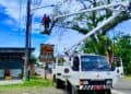 LAMPU PJU – Petugas Dishub Kabupaten Serang, melakukan pemeliharaan dan pemasangan baru lampu PJU, belum lama ini. (ISTIMEWA)