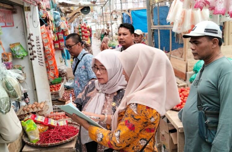 PANTAUAN - Tim Dinas Koperasi UMKM Perindustrian dan Perdagangan (Diskoumperindag) Kabupaten Serang, memantau harga kebutuhan sembako di pasar tradisional, Rabu (3/6/2026). (ISTIMEWA)