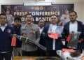 MENUNJUKKAN BARBUK : Jajaran Ditreskrimum Polda Banten mengamankan barbuk pencurian kabel persinyalan kereta api. (ISTIMEWA)