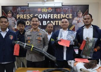 MENUNJUKKAN BARBUK : Jajaran Ditreskrimum Polda Banten mengamankan barbuk pencurian kabel persinyalan kereta api. (ISTIMEWA)