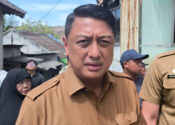 SATELITNEWS.COM, TANGSEL-Kabar baik bagi aparatur sipil negara (ASN) dan pensiunan. Pemerintah mulai mencairkan gaji ke-13 sebagai bentuk dukungan terhadap kesejahteraan aparatur negara dan penerima pensiun. Di lingkungan Pemerintah Kota Tangerang Selatan (Tangsel), sebanyak 17.315 pegawai akan menerima hak tersebut dengan total anggaran mencapai sekitar Rp51,5 miliar. Kepala Badan Keuangan dan Aset Daerah (BKAD) Kota Tangerang Selatan, Hadi Widodo menyampaikan bahwa proses pencairan telah dimulai sesuai ketentuan yang berlaku. "Untuk besaran kurang lebih 51,5 miliar rupiah. Kami melakukan pembentukan ledger gaji ke-13 untuk semua perangkat daerah," ujarnya, Rabu (3/6/2026). Diketahui, ledger adalah buku besar yang berisi catatan penting kumpulan transaksi keuangan. Dokumen ini mencatat semua uang yang masuk, keluar, serta merangkum aset, utang, modal, pendapatan, dan pengeluaran. Pencairan gaji ke-13 ini mengacu pada Peraturan Presiden Nomor 9 Tahun 2026 tentang Pemberian Tunjangan Hari Raya (THR) dan Gaji Ketiga Belas bagi aparatur negara, pensiunan, penerima pensiun, dan penerima tunjangan. Sementara itu, bagi para pensiunan ASN, pembayaran dilakukan oleh PT Taspen (Persero) melalui 46 mitra bayar yang tersebar di seluruh Indonesia. Corporate Secretary TASPEN, Henra, memastikan bahwa dana akan disalurkan secara otomatis tanpa perlu pengajuan ataupun autentikasi ulang dari para penerima manfaat. Besaran gaji ke-13 dihitung berdasarkan komponen penghasilan yang diterima pada Mei 2026. Menariknya, pembayaran ini tidak dikenakan potongan iuran, kredit pensiun, maupun pajak penghasilan karena seluruh beban tersebut ditanggung oleh pemerintah. Taspen juga menjelaskan bahwa bagi penerima yang memiliki lebih dari satu status manfaat, gaji ke-13 hanya diberikan satu kali berdasarkan manfaat dengan nilai terbesar. Namun, bagi penerima yang juga memperoleh pensiun atau tunjangan janda maupun duda, hak tersebut tetap dibayarkan sesuai ketentuan yang berlaku. Pencairan gaji ke-13 ini diharapkan dapat membantu memenuhi kebutuhan keluarga sekaligus meningkatkan daya beli masyarakat, terutama menjelang tahun ajaran baru dan berbagai kebutuhan pendidikan anak. (eko)