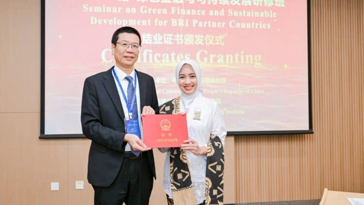 MENERIMA SERTIFIKAT : Pegawai BPKAD Banten menerima sertifikat usai mengikuti pelatihan Green Finance di Tiongkok. (ISTIMEWA)