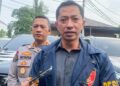 MENYAMPAIKAN KETERANGAN : Direktur Kriminal Umum (Dirkrimum) Polda Banten Komisaris Besar Polisi (Kombespol) Dian Setyawan menyampaikan keterangan kepada wartawan terkait perkembangan kasus pembacokan anggota Brimob Polda Banten oleh sebelah orang DC. (ISTIMEWA)