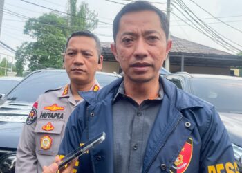MENYAMPAIKAN KETERANGAN : Direktur Kriminal Umum (Dirkrimum) Polda Banten Komisaris Besar Polisi (Kombespol) Dian Setyawan menyampaikan keterangan kepada wartawan terkait perkembangan kasus pembacokan anggota Brimob Polda Banten oleh sebelah orang DC. (ISTIMEWA)
