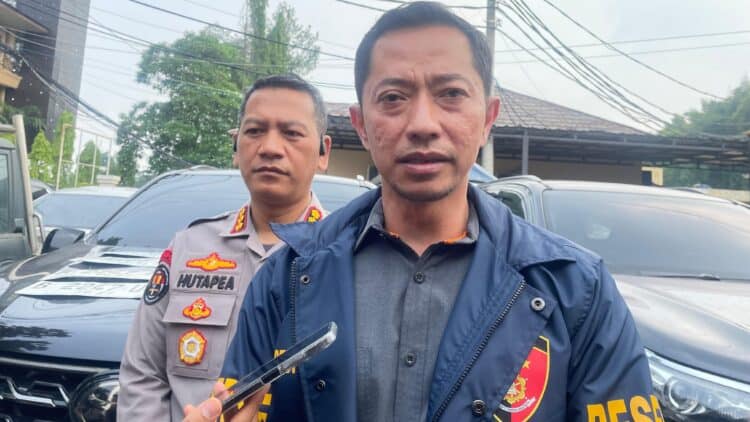 MENYAMPAIKAN KETERANGAN : Direktur Kriminal Umum (Dirkrimum) Polda Banten Komisaris Besar Polisi (Kombespol) Dian Setyawan menyampaikan keterangan kepada wartawan terkait perkembangan kasus pembacokan anggota Brimob Polda Banten oleh sebelah orang DC. (ISTIMEWA)