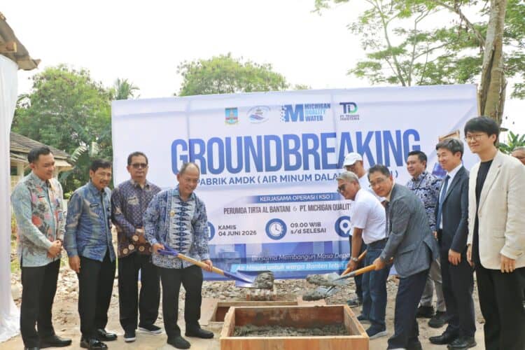 PELETAKAN BATU PERTAMA – Kegiatan peletakan batu pertama pembangunan Pabrik Air Minum Dalam Kemasan (AMDK), di Lingkungan Cideheng, Kelurahan Kemanisan, Kecamatan Curug, Kota Serang, Kamis (4/6/2026). (ISTIMEWA)