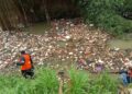 BERSIHKAN SAMPAH – Sejumlah unsur gabungan, bergotong-royong membersihkan sampah di aliran Sungai Cibanteng, Serang. (ISTIMEWA)