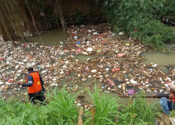BERSIHKAN SAMPAH – Sejumlah unsur gabungan, bergotong-royong membersihkan sampah di aliran Sungai Cibanteng, Serang. (ISTIMEWA)