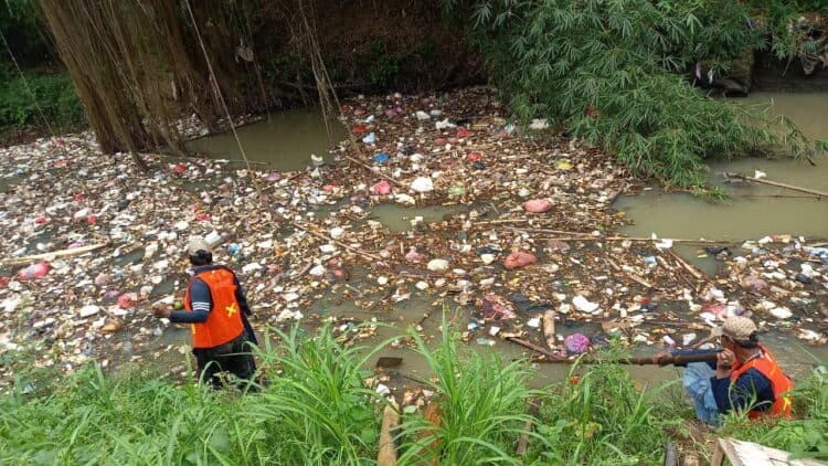 BERSIHKAN SAMPAH – Sejumlah unsur gabungan, bergotong-royong membersihkan sampah di aliran Sungai Cibanteng, Serang. (ISTIMEWA)