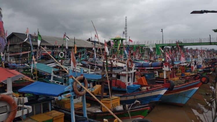 SANDAR : Ratusan perahu melayan payang milik nelayan Labuan sandar di Teluk Labuan. Saat ini, DPRD Banten tengah mematangkan pembahasan Raperda Kelautan agar pemanfaatan laut dan permodalan nelayan memiliki payung hukum. (ISTIMEWA)