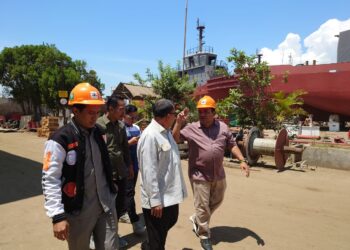 PENGAWASAN – Komisi IV DPRD Kabupaten Serang, saat melakukan pengawasan di industri. (ISTIMEWA)