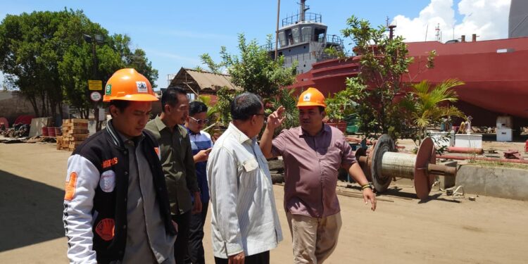 PENGAWASAN – Komisi IV DPRD Kabupaten Serang, saat melakukan pengawasan di industri. (ISTIMEWA)