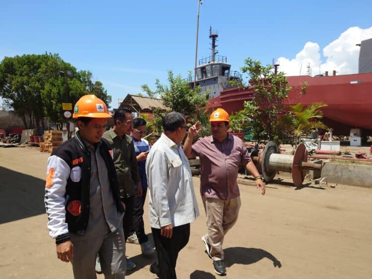 PENGAWASAN – Komisi IV DPRD Kabupaten Serang, saat melakukan pengawasan di industri. (ISTIMEWA)