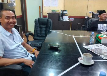 BERBINCANG – Ketua Komisi III DPRD Kabupaten Serang, Supiyanto dan Anggotanya, Ajiji, saat berbincang di ruang kerjanya, Senin (8/6/2026). (SIDIK/SATELITNEWS.COM)