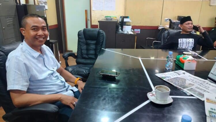 BERBINCANG – Ketua Komisi III DPRD Kabupaten Serang, Supiyanto dan Anggotanya, Ajiji, saat berbincang di ruang kerjanya, Senin (8/6/2026). (SIDIK/SATELITNEWS.COM)