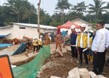 MENINJAU LOKASI SR – Gubernur Banten Andra Soni, meninjau lokasi pembangunan Sekolah Rakyat, di Kampung/Desa Koranji, Kecamatan Cadasari, Kabupaten Pandeglang, Senin (8/6/2026). (ADIB FAHRI/SATELIT NEWS)