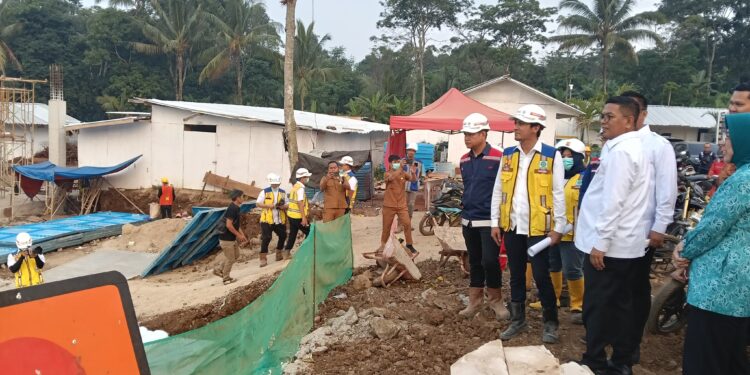 MENINJAU LOKASI SR – Gubernur Banten Andra Soni, meninjau lokasi pembangunan Sekolah Rakyat, di Kampung/Desa Koranji, Kecamatan Cadasari, Kabupaten Pandeglang, Senin (8/6/2026). (ADIB FAHRI/SATELIT NEWS)
