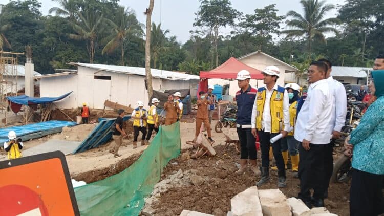 MENINJAU LOKASI SR – Gubernur Banten Andra Soni, meninjau lokasi pembangunan Sekolah Rakyat, di Kampung/Desa Koranji, Kecamatan Cadasari, Kabupaten Pandeglang, Senin (8/6/2026). (ADIB FAHRI/SATELIT NEWS)