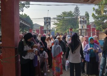 PEMBAGIAN BANSOS – Ratusan KPM antri di Kantor Kelurahan Kabayan, Kecamatan Pandeglang, Kabupaten Pandeglang, untuk menerima Bansos, Selasa (9/6/2026). (MARDIANA/SATELITNEWS.COM)