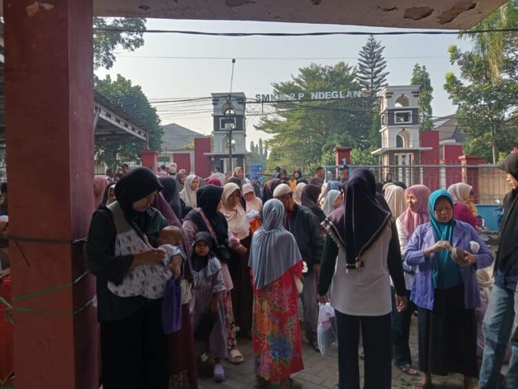 PEMBAGIAN BANSOS – Ratusan KPM antri di Kantor Kelurahan Kabayan, Kecamatan Pandeglang, Kabupaten Pandeglang, untuk menerima Bansos, Selasa (9/6/2026). (MARDIANA/SATELITNEWS.COM)