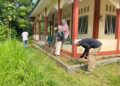 BERSIH – BERSIH – Mahasiswa semester 2 Program Studi (Prodi) Ilmu Pemerintahan (IP) Sekolah Tinggi Ilmu Sosial dan Ilmu Politik (STISIP) Banten Raya, melaksanakan aksi bersih-bersih lingkungan kampus dan musala, Selasa (9/6/2026). (ISTIMEWA)