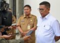 MENDAMPINGI GUBERNUR : Kepala Dindikbud Provinsi Banten Jamaluddin (kiri), mendampingi Gubernur Banten Andra soni, menyampaikan program sekolah gratis kepada wartawan. (ISTIMEWA)