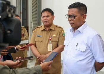 MENDAMPINGI GUBERNUR : Kepala Dindikbud Provinsi Banten Jamaluddin (kiri), mendampingi Gubernur Banten Andra soni, menyampaikan program sekolah gratis kepada wartawan. (ISTIMEWA)