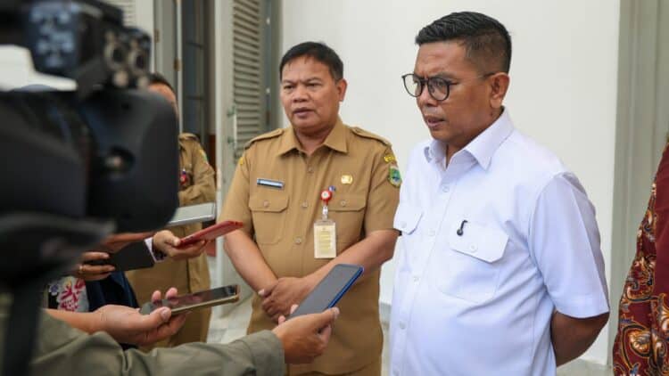 MENDAMPINGI GUBERNUR : Kepala Dindikbud Provinsi Banten Jamaluddin (kiri), mendampingi Gubernur Banten Andra soni, menyampaikan program sekolah gratis kepada wartawan. (ISTIMEWA)