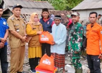 MEMBERIKAN BANTUAN : Anggota Forum KSB Banten bersama instansi terkait memberikan bantuan kepada korban bencana alam. Hingga saat ini, persediaan stok logostik di Lumsos di Provinsi Banten masih kosong. (ISTIMEWA)