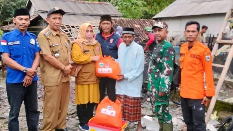 MEMBERIKAN BANTUAN : Anggota Forum KSB Banten bersama instansi terkait memberikan bantuan kepada korban bencana alam. Hingga saat ini, persediaan stok logostik di Lumsos di Provinsi Banten masih kosong. (ISTIMEWA)