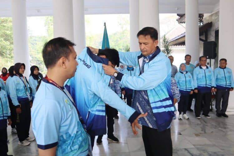 MELEPAS KONTINGEN – Sekda Kabupaten Serang Zaldi Dhuhana, melepas Kontingen Atlet POPDA ke-XII dan PEPARPEDA ke-IX Tahun 2026 di Pendopo Bupati Serang, Kamis (11/6/2026). (ISTIMEWA)