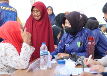 MEMERIKSA KESEHATAN : Personel Polda Banten, melakukan pemeriksaan kesehatan gratis kepada warga Kecamatan Kasemen, Kota Serang. (ISTIMEWA)