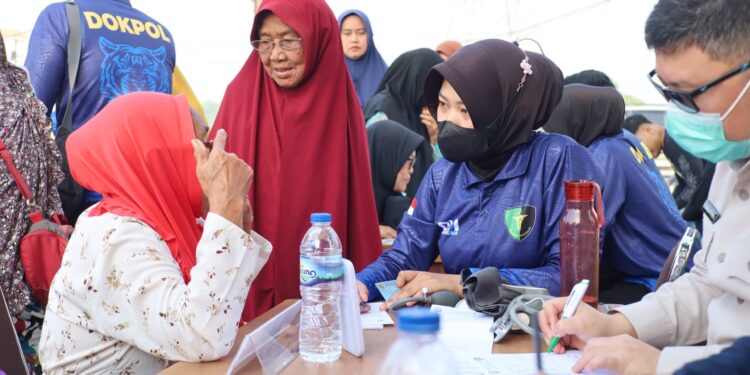 MEMERIKSA KESEHATAN : Personel Polda Banten, melakukan pemeriksaan kesehatan gratis kepada warga Kecamatan Kasemen, Kota Serang. (ISTIMEWA)
