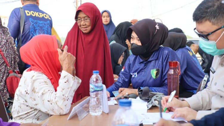 MEMERIKSA KESEHATAN : Personel Polda Banten, melakukan pemeriksaan kesehatan gratis kepada warga Kecamatan Kasemen, Kota Serang. (ISTIMEWA)