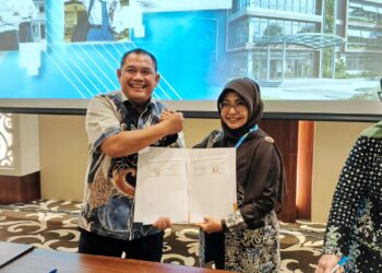 SERAHKAN DOKUMEN – Bupati Pandeglang Rd. Dewi Setiani, menyerahkan dokumen lahan calon lokasi pembangunan Sekolah Nasional Terintegrasi (SNT), kepada Direktur Sekolah Dasar Kemendikdasmen, Mochamad Salim Somad. (ISTIMEWA)