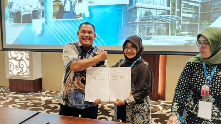 SERAHKAN DOKUMEN – Bupati Pandeglang Rd. Dewi Setiani, menyerahkan dokumen lahan calon lokasi pembangunan Sekolah Nasional Terintegrasi (SNT), kepada Direktur Sekolah Dasar Kemendikdasmen, Mochamad Salim Somad. (ISTIMEWA)