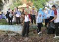 BERSIH-BERSIH – Bupati Serang Ratu Rachmatuzakiyah, bersama Kepala Kepolisian Daerah (Kapolda) Banten Inspektur Jenderal Polisi (Irjen Pol) Hengki, melakukan corve atau bersih-bersih sampah di areal Wisata Danau Tasikardi, Kecamatan Kramatwatu, Kabupaten Serang, Jumat (12/6/2026). (ISTIMEWA)
