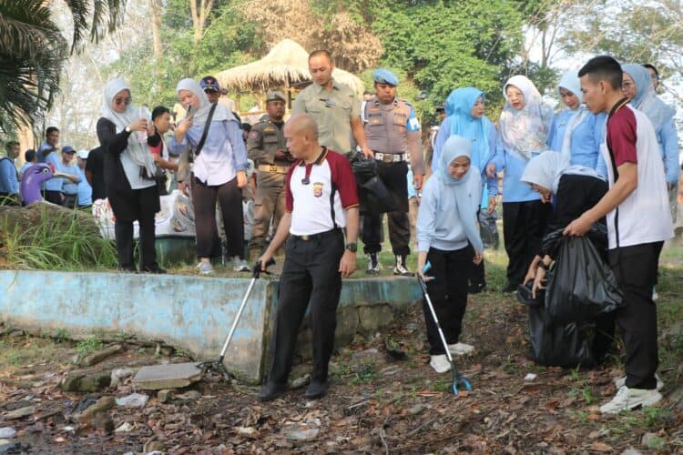 BERSIH-BERSIH – Bupati Serang Ratu Rachmatuzakiyah, bersama Kepala Kepolisian Daerah (Kapolda) Banten Inspektur Jenderal Polisi (Irjen Pol) Hengki, melakukan corve atau bersih-bersih sampah di areal Wisata Danau Tasikardi, Kecamatan Kramatwatu, Kabupaten Serang, Jumat (12/6/2026). (ISTIMEWA)
