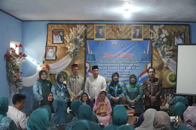 TIM EVALUASI DAN PEMBINAAN – Kedatangan Tim Evaluasi dan Pembinaan Pelaksanaan 10 Program Pokok PKK, dalam rangka Hari Kesatuan Gerak (HKG) PKK ke-54 Tingkat Provinsi Banten, di Desa Banjar, Kecamatan Banjar, Kabupaten Pandeglang, Jumat (12/6/2026). (ISTIMEWA)