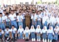 BERINTERAKSI : Gubernur Banten Andra Soni, berinteraksi dengan pelajar di Kota Tangsel. (ISTIMEWA)