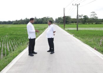 MENINJAU JALAN : Gubernur Banten Andra Soni (kanan), didampingi Kepala Dinas PUPR Banten Arlan Marzan, meninjau jalan yang sudah dibangun melalui program Bang Andra, di Kabupaten Lebak. (ISTIMEWA)