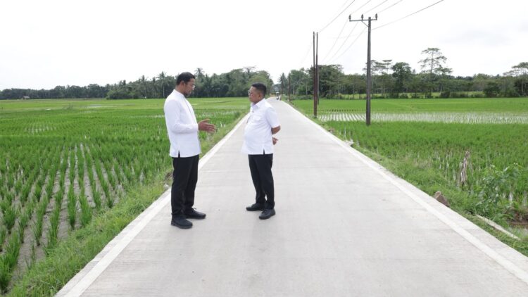 MENINJAU JALAN : Gubernur Banten Andra Soni (kanan), didampingi Kepala Dinas PUPR Banten Arlan Marzan, meninjau jalan yang sudah dibangun melalui program Bang Andra, di Kabupaten Lebak. (ISTIMEWA)