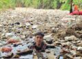 CEMARI LINGKUNGAN – Sampah rumah tangga, ditemukan masih banyak di aliran Sungai Cibanten, Kota Serang, Minggu (14/6/2026). Oleh karenanya, relawan peduli sungai dan peduli lingkungan, usulkan sanksi bagi pelanggar. (ISTIMEWA)