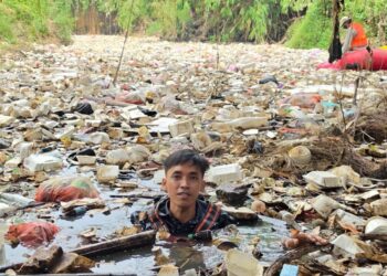 CEMARI LINGKUNGAN – Sampah rumah tangga, ditemukan masih banyak di aliran Sungai Cibanten, Kota Serang, Minggu (14/6/2026). Oleh karenanya, relawan peduli sungai dan peduli lingkungan, usulkan sanksi bagi pelanggar. (ISTIMEWA)