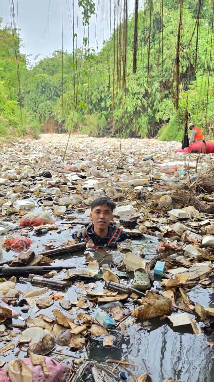 CEMARI LINGKUNGAN – Sampah rumah tangga, ditemukan masih banyak di aliran Sungai Cibanten, Kota Serang, Minggu (14/6/2026). Oleh karenanya, relawan peduli sungai dan peduli lingkungan, usulkan sanksi bagi pelanggar. (ISTIMEWA)