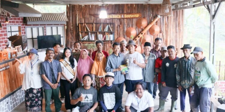 TALKSHOW – Talkshow bertajuk Agraria Bukan Maritim, di gelar di Café Lembur Kula, Desa Pasirpeuteuy, yang juga dijadikan Perpustakaan Jagakarsa. (ISTIMEWA)
